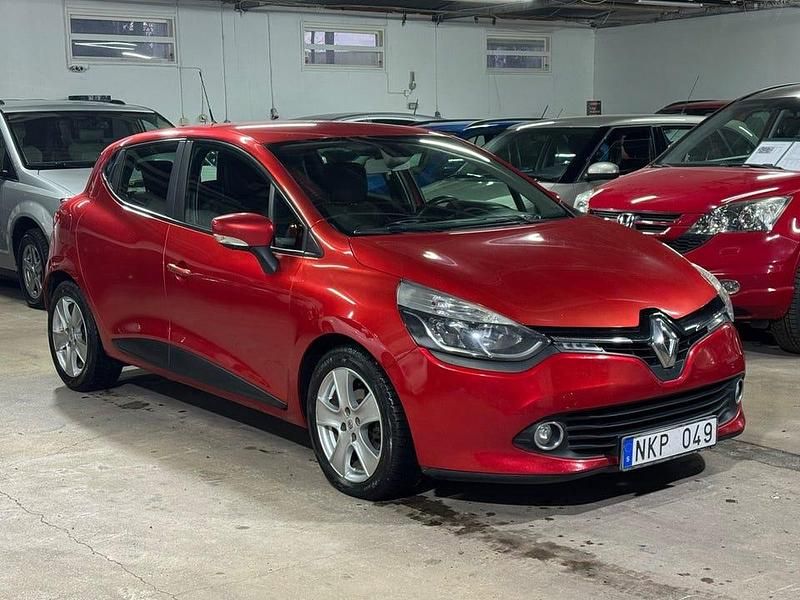 Begagnad Renault Clio IV 90 HK (66 kW) 2013 Röd Halvkombi