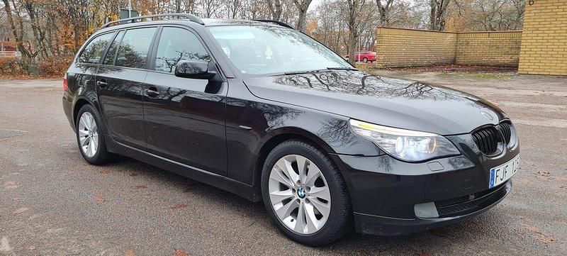 Svart Begagnad 2008 BMW 520 Kombi | 54 900 kr (Marknadspris) - Bild 1/4
