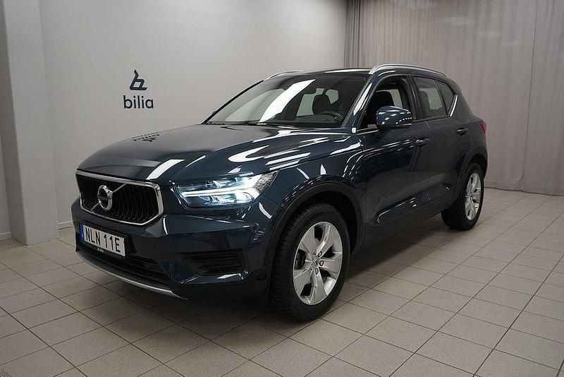 Mörkblå Begagnad 2021 Volvo XC40 Momentum SUV | 319 900 kr (Marknadspris) - Bild 1/3