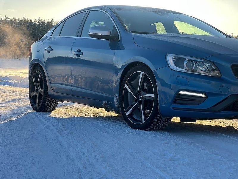 Bursting blue Begagnad 2016 Volvo S60 Sedan | 159 000 kr - Bild 1/4