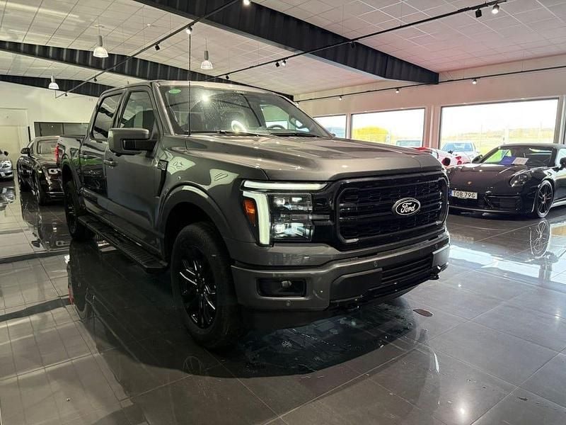 Svart (agate svart metallic) Ny 2025 Ford F-150 Lariat Pickup | 1 048 750 kr (Marknadspris) - Bild 1/4