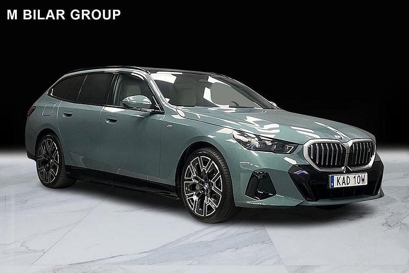 Grön Begagnad 2024 BMW i5 Comfort Edition Sedan | 699 000 kr - Bild 1/4