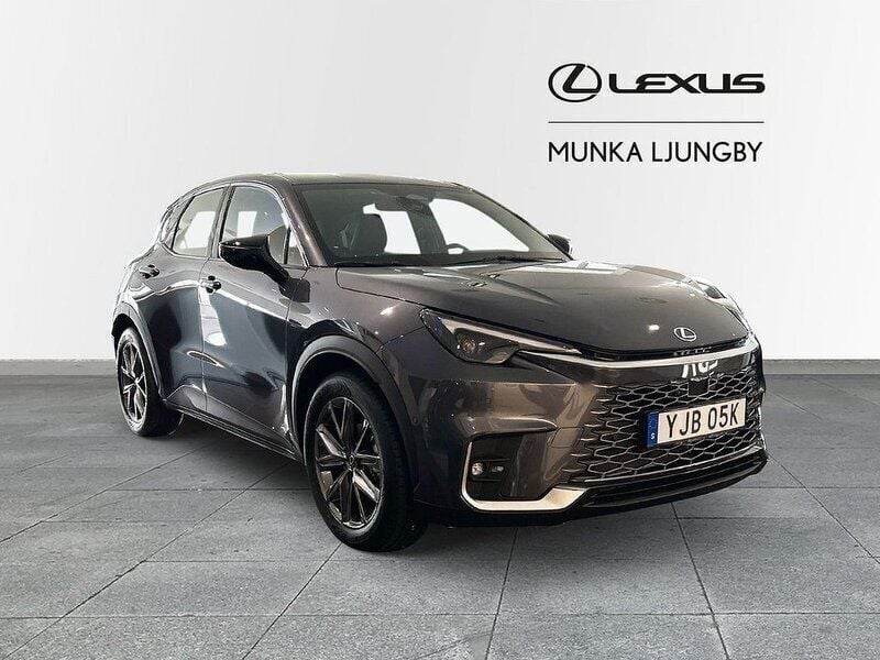 Grå Ny 2024 Lexus LBX SUV | 429 900 kr - Bild 1/4