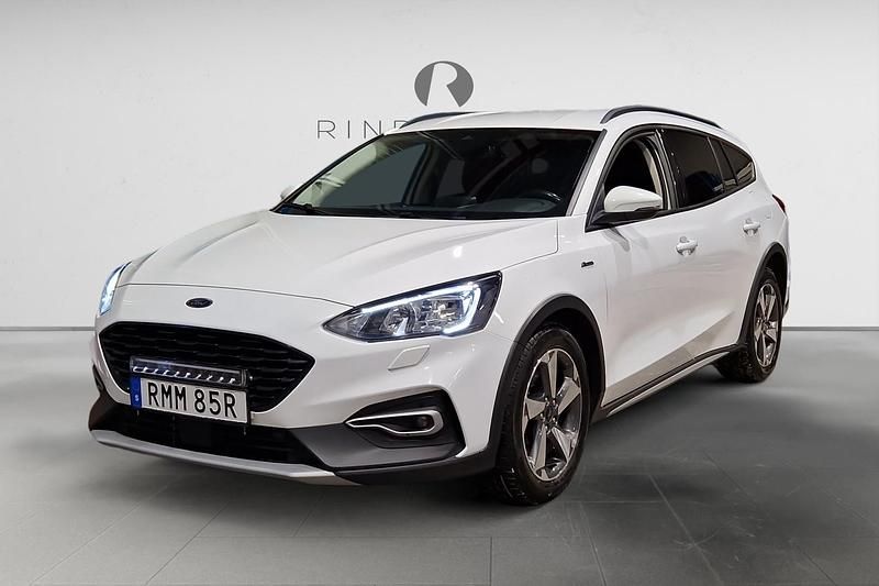 Vit Begagnad 2021 Ford Focus ST-Line Kombi | 129 900 kr (Marknadspris) - Bild 1/3