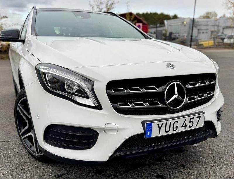 Vit Begagnad 2018 Mercedes GLA220 AMG SUV | 249 000 kr (Marknadspris) - Bild 1/4