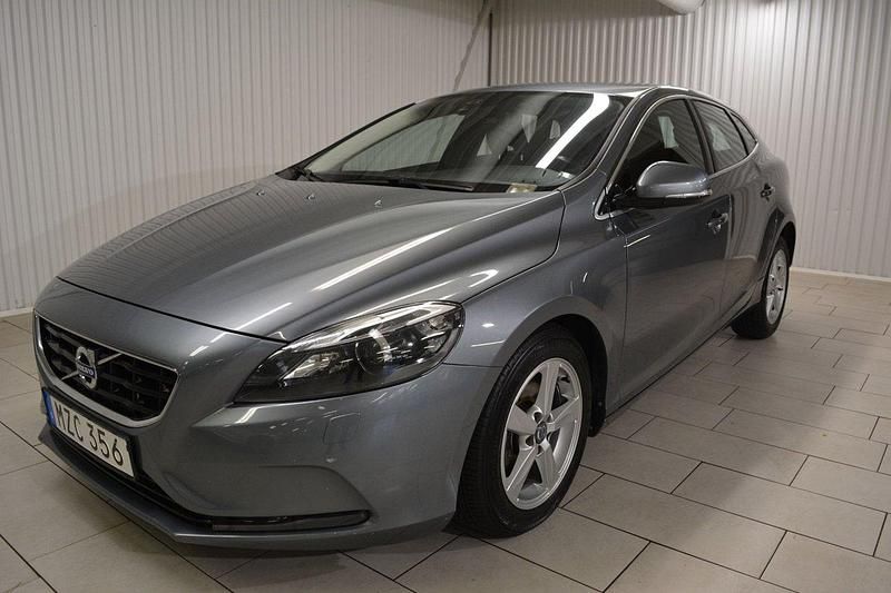 Grå Begagnad 2015 Volvo V40 Kombi | 119 000 kr (Marknadspris) - Bild 1/3