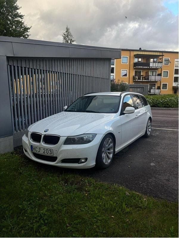Vit Begagnad 2011 BMW 320 Kombi | 55 000 kr (Marknadspris) - Bild 1/4