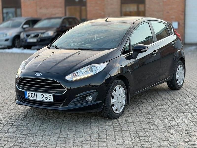 Begagnad Ford Fiesta Trend 82 HK (60 kW) 2013 Röd Halvkombi