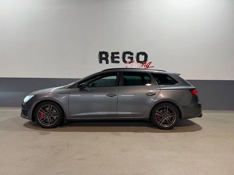 Mörkgrå Begagnad 2016 Seat Leon ST CUPRA Kombi | 183 900 kr (Marknadspris) - Bild 1/4
