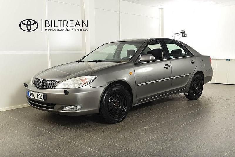 Grå metallic Begagnad 2002 Toyota Camry Sedan | 29 900 kr (Marknadspris) - Bild 1/4