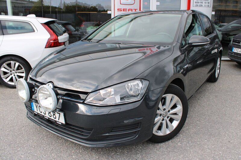 Mörkgrå (grå) Begagnad 2016 VW Golf VII Halvkombi | 109 900 kr (Superpris) - Bild 1/4