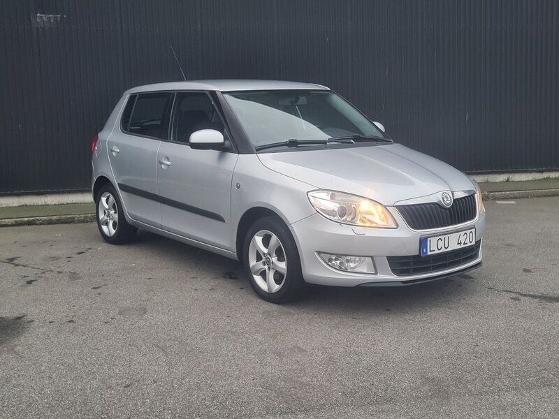 Silver Begagnad 2010 Skoda Fabia Elegance Halvkombi | 39 900 kr (Marknadspris) - Bild 1/4