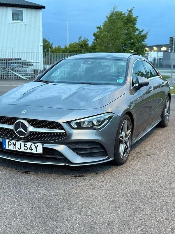 Grå Begagnad 2019 Mercedes CLA180 AMG Sedan | 285 000 kr (Marknadspris) - Bild 1/4