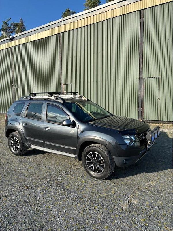 Grå Begagnad 2016 Dacia Duster SUV | 94 000 kr (Marknadspris) - Bild 1/4