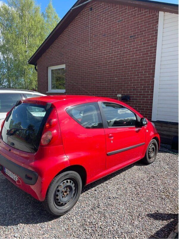 Röd Begagnad 2007 Peugeot 107 Halvkombi | 23 000 kr (Marknadspris) - Bild 1/4