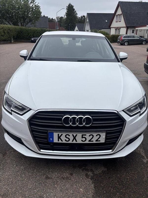 Vit Begagnad 2018 Audi A3 Sportback Proline Halvkombi | 169 000 kr (Marknadspris) - Bild 1/4