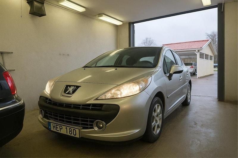 Grå Begagnad 2007 Peugeot 207 Sport Halvkombi | 29 900 kr (Marknadspris) - Bild 1/4