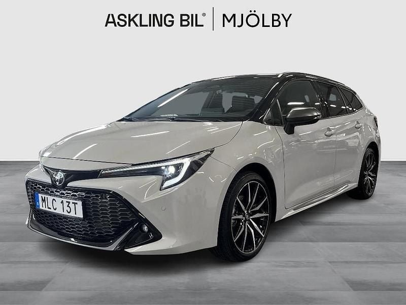 Grå Ny 2025 Toyota Corolla Sport Kombi | 373 000 kr (Marknadspris) - Bild 1/4