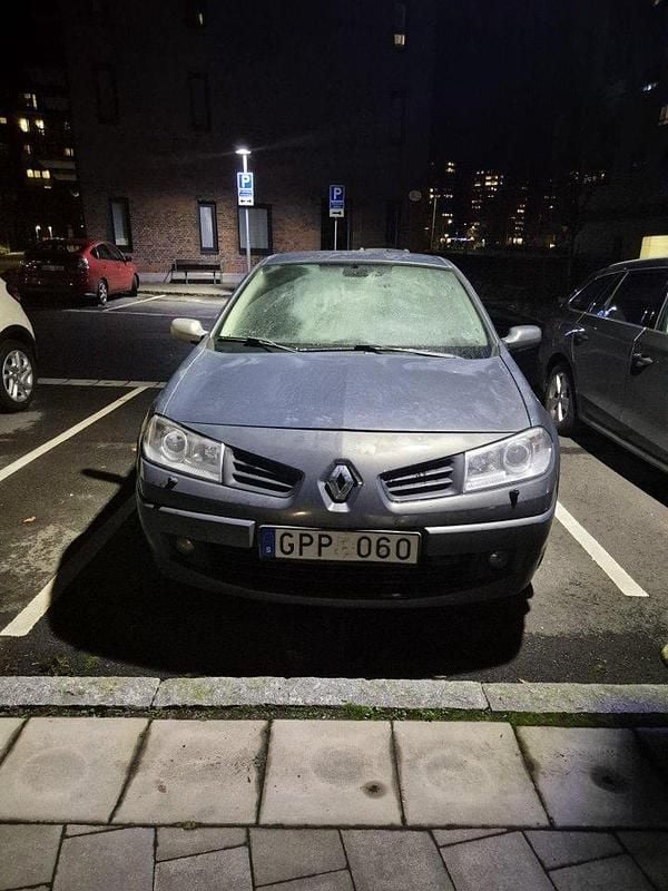 Grå Begagnad 2008 Renault Mégane III Halvkombi | 15 000 kr (Bra pris) - Bild 1/4