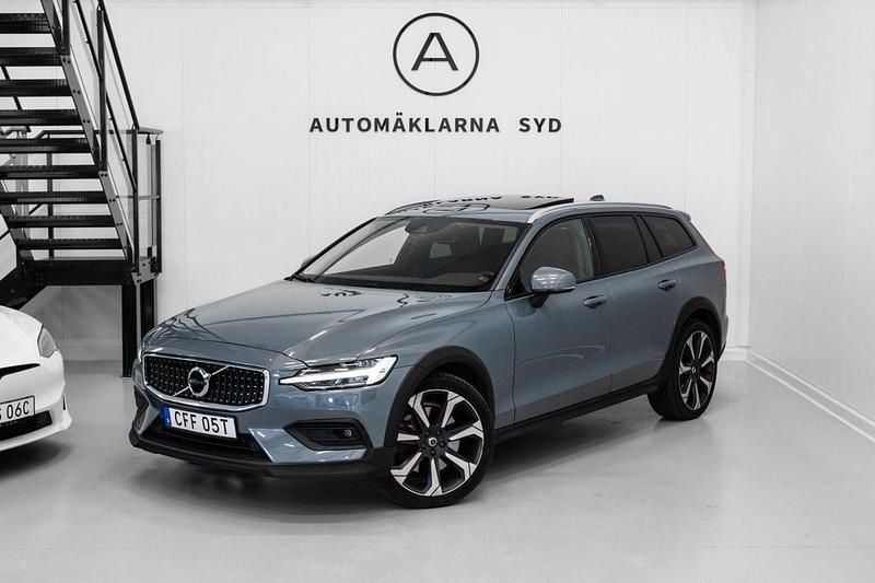 Grå Begagnad 2022 Volvo V60 CC Momentum Kombi | 349 900 kr (Marknadspris) - Bild 1/4