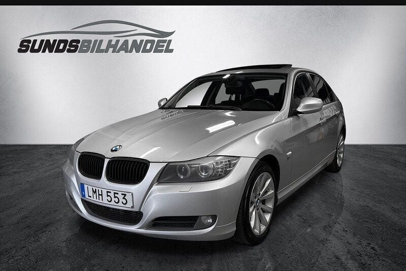 Ljusgrå Begagnad 2009 BMW 320 Comfort Edition Sedan | 54 900 kr (Marknadspris) - Bild 1/4