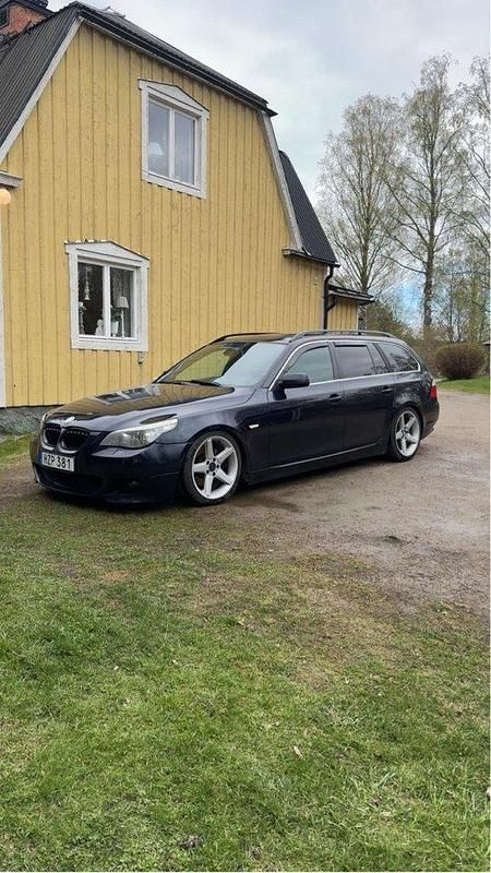Blå Begagnad 2009 BMW 520 Kombi | 60 000 kr (Lite dyr) - Bild 1/4