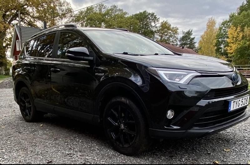 Svart Begagnad 2018 Toyota RAV4 Hybrid SUV | 232 000 kr (Marknadspris) - Bild 1/4