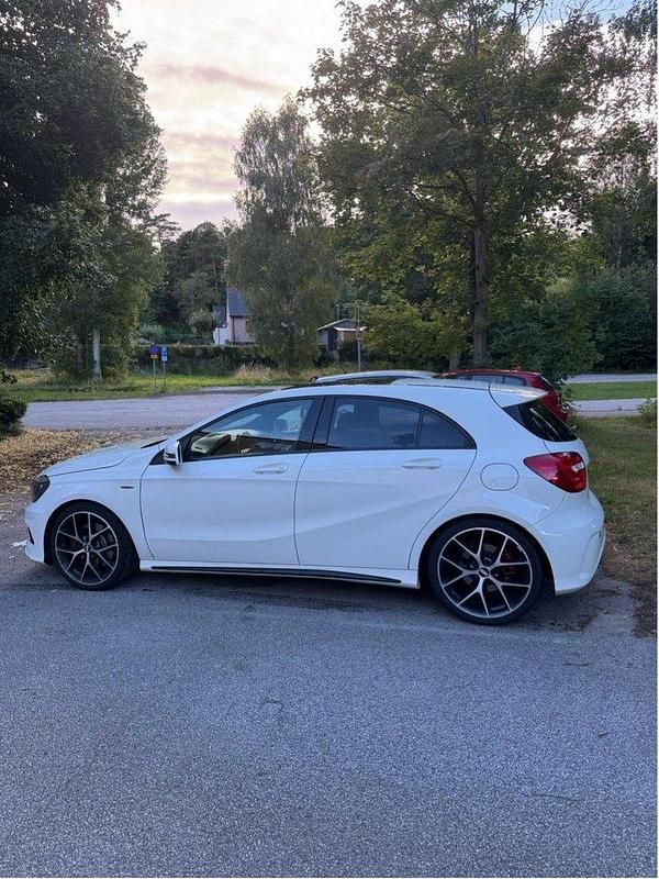 Vit Begagnad 2013 Mercedes A250 Sport Edition Halvkombi | 175 000 kr (Dyr) - Bild 1/4