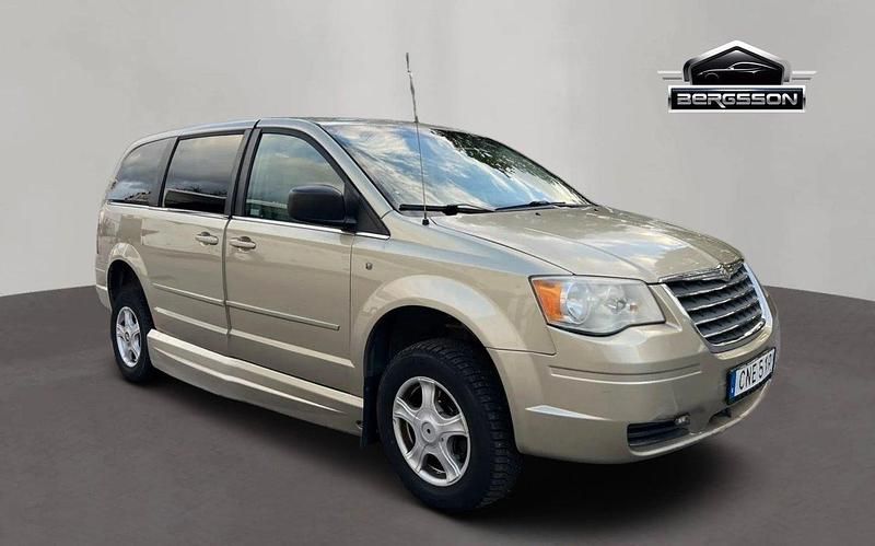 Ljusbrun (silver) Begagnad 2010 Chrysler Town & Country Van | 89 900 kr - Bild 1/4