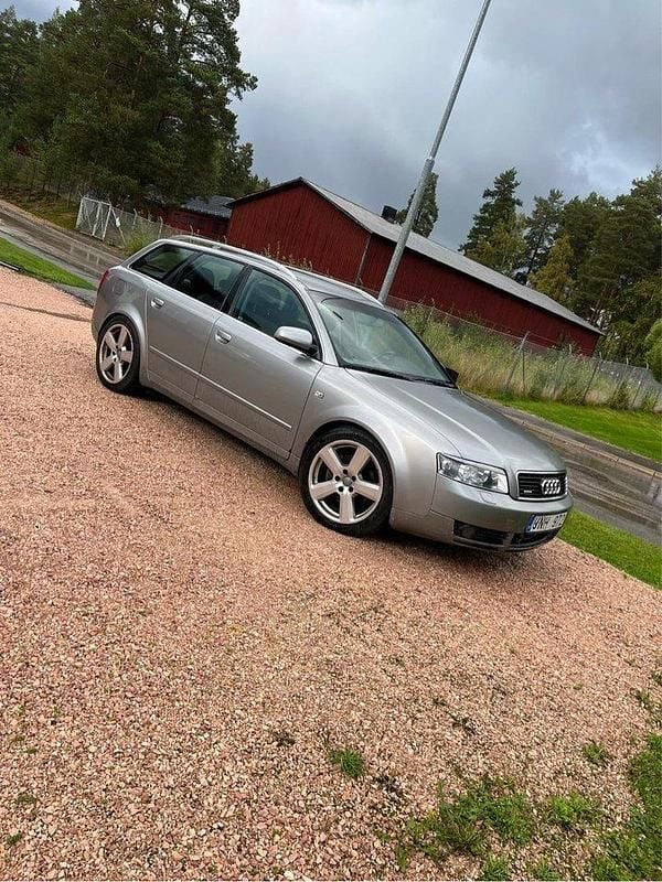 Grå Begagnad 2004 Audi A4 Comfort Kombi | 15 000 kr (Bra pris) - Bild 1/4