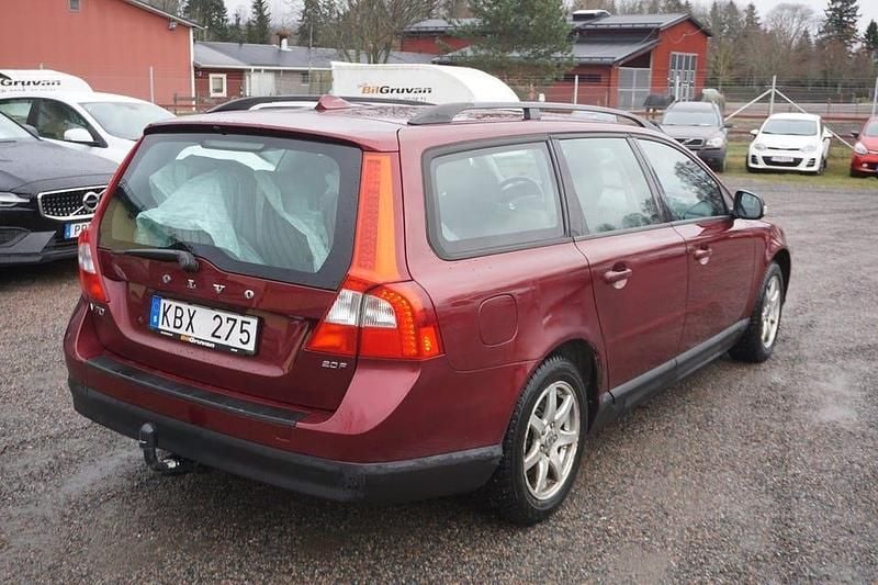 Begagnad Volvo V70 146 HK (107 kW) 2009 Röd Kombi