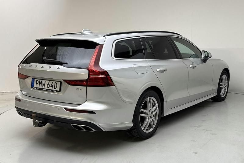 Begagnad Volvo V60 Momentum 197 HK (144 kW) 2022 Silver Kombi