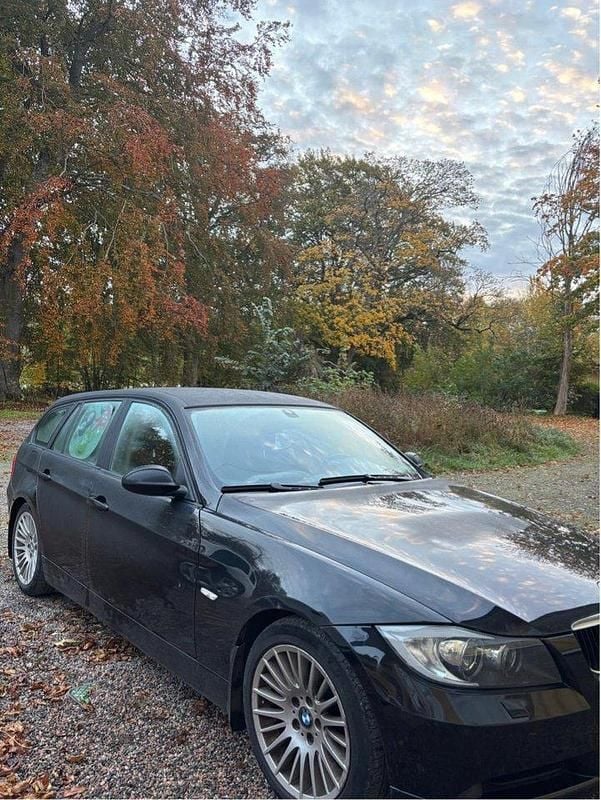 Svart Begagnad 2007 BMW 320 Kombi | 58 500 kr (Marknadspris) - Bild 1/4