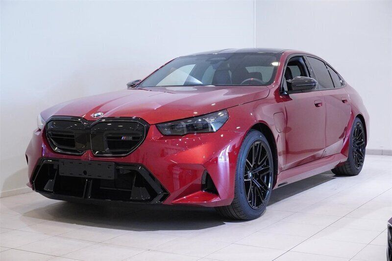 Röd Ny 2025 BMW M5 Comfort Edition Sedan | 1 728 600 kr (Marknadspris) - Bild 1/4
