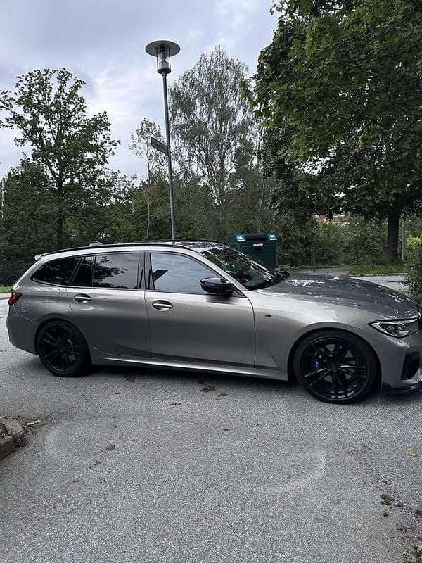 Grå Begagnad 2020 BMW M340 M Performance Sedan | 560 000 kr (Dyr) - Bild 1/4