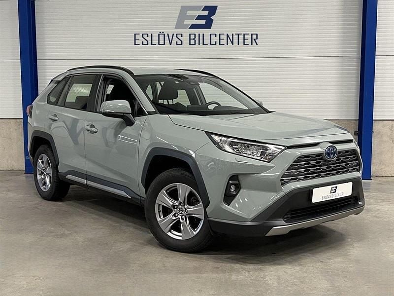 Grön Begagnad 2022 Toyota RAV4 Active SUV | 349 990 kr - Bild 1/4
