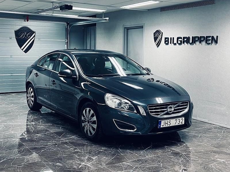 Grå Begagnad 2012 Volvo S60 Momentum Sedan | 104 000 kr (Bra pris) - Bild 1/4