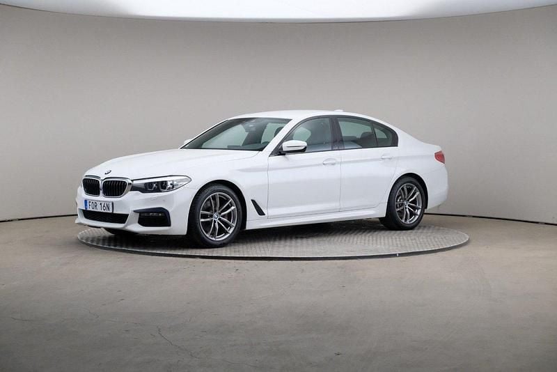 Vit Begagnad 2019 BMW 520 M Sport Sedan | 329 000 kr (Marknadspris) - Bild 1/4