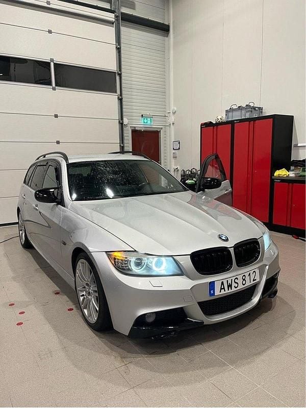 Grå Begagnad 2010 BMW 320 Comfort Edition Kombi | 119 000 kr - Bild 1/4