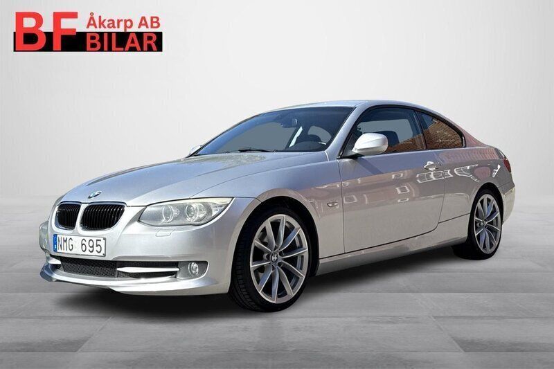 Ljusgrå Begagnad 2010 BMW 320 Comfort Edition Sportkupé | 78 500 kr (Marknadspris) - Bild 1/4