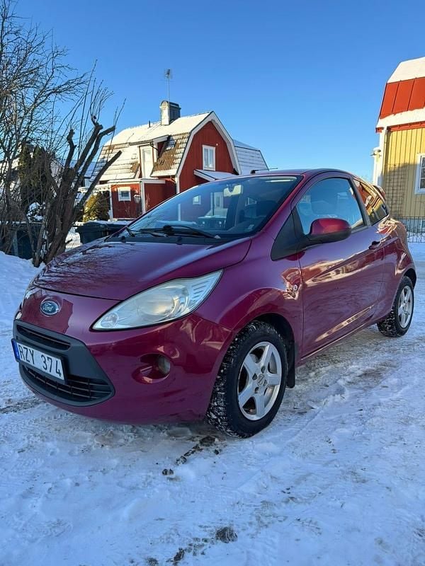 Lila Begagnad 2009 Ford Ka Halvkombi | 28 000 kr (Marknadspris) - Bild 1/4
