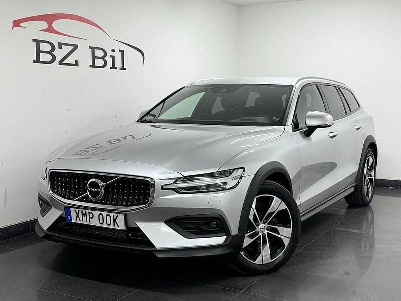 Silver Begagnad 2019 Volvo V60 CC Pro Kombi | 229 900 kr (Marknadspris) - Bild 1/4