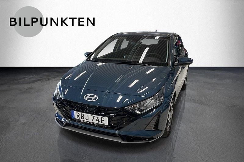 Blå Ny 2024 Hyundai i20 Essential Halvkombi | 224 900 kr (Bra pris) - Bild 1/4