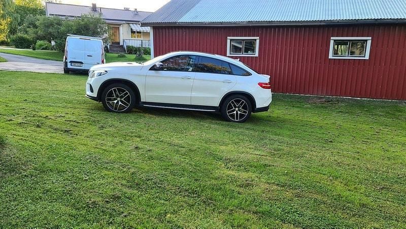 Vit Begagnad 2016 Mercedes GLE350 AMG line Sportkupé | 320 000 kr (Marknadspris) - Bild 1/4