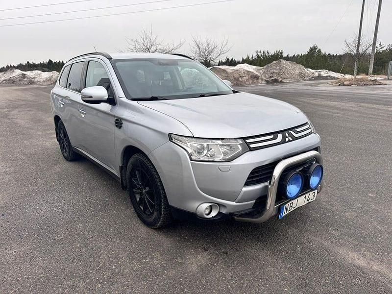 Begagnad Mitsubishi Outlander 150 HK (110 kW) 2012 Silver SUV