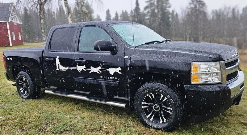 Svart Begagnad 2011 Chevrolet Silverado Sedan | 150 000 kr - Bild 1/4