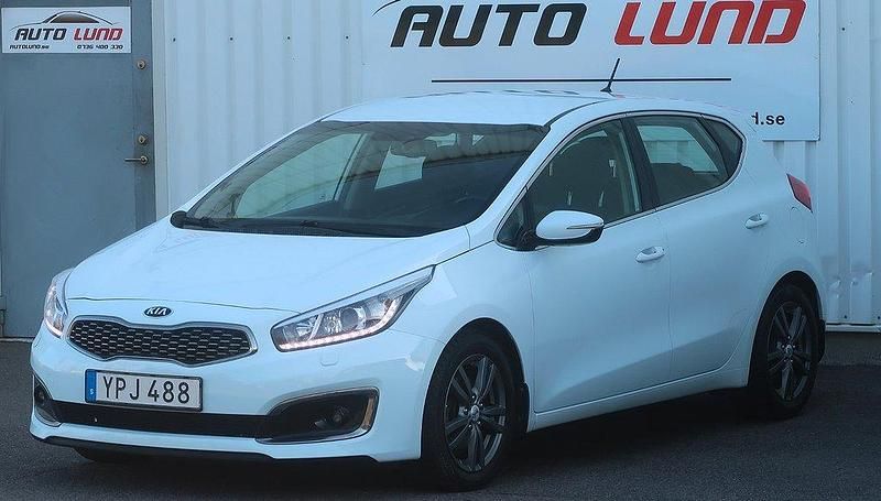 Vit Begagnad 2017 Kia Ceed Halvkombi | 89 900 kr (Marknadspris) - Bild 1/4