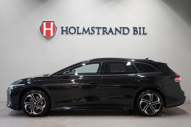 Svart Begagnad 2025 VW ID.7 GTX Sedan | 609 800 kr (Marknadspris) - Bild 1/4