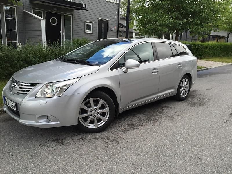 Silver Begagnad 2009 Toyota Avensis Multidrive S Kombi | 85 000 kr (Marknadspris) - Bild 1/4