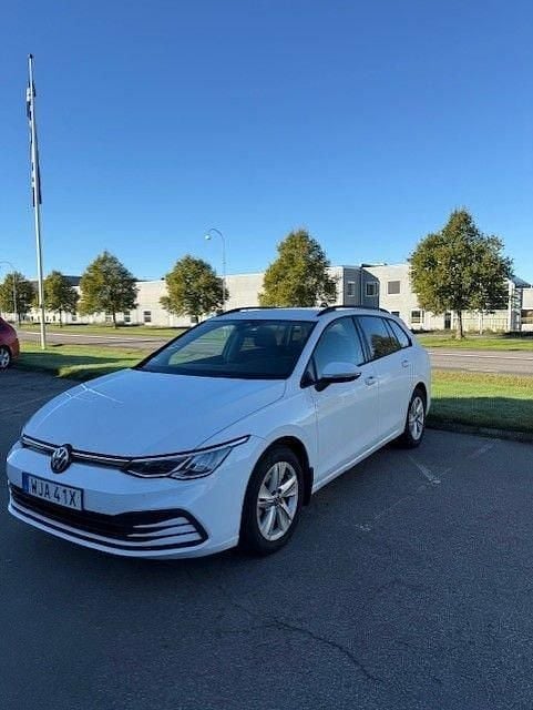 Vit Begagnad 2023 VW Golf VIII Kombi | 279 900 kr (Marknadspris) - Bild 1/3
